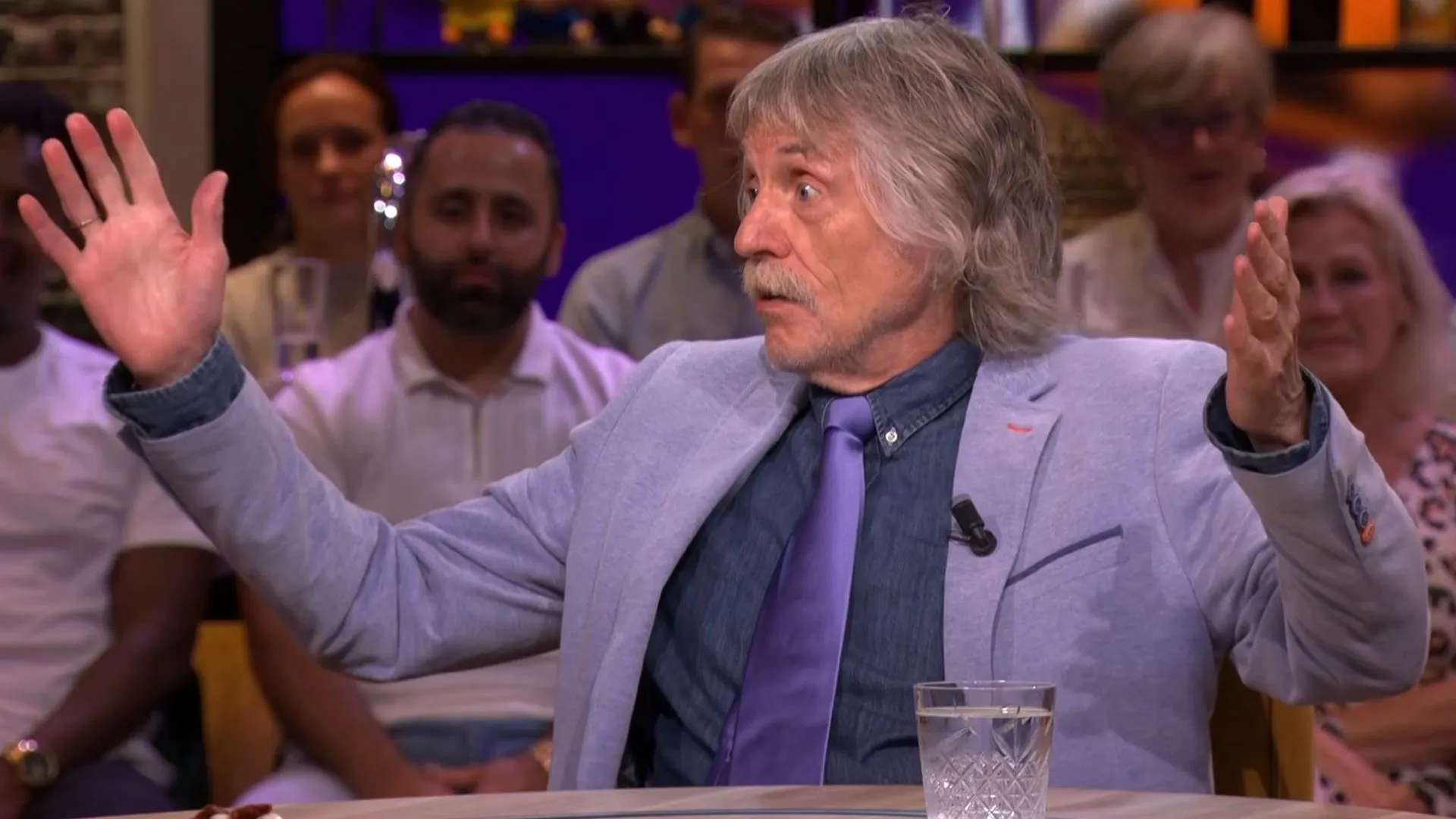 Mensen kloppen massaal aan bij Johan Derksen: "Ze komen zelfs met schilderijen!"