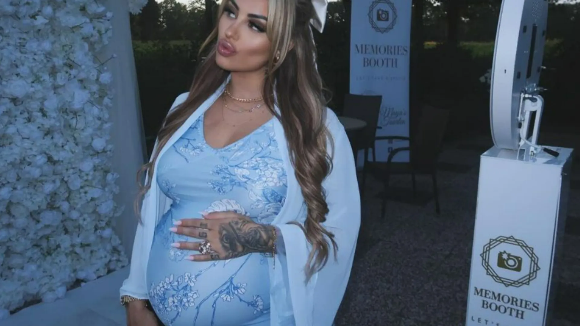 Internet ontploft door influencer die weigert haar baby te vaccineren