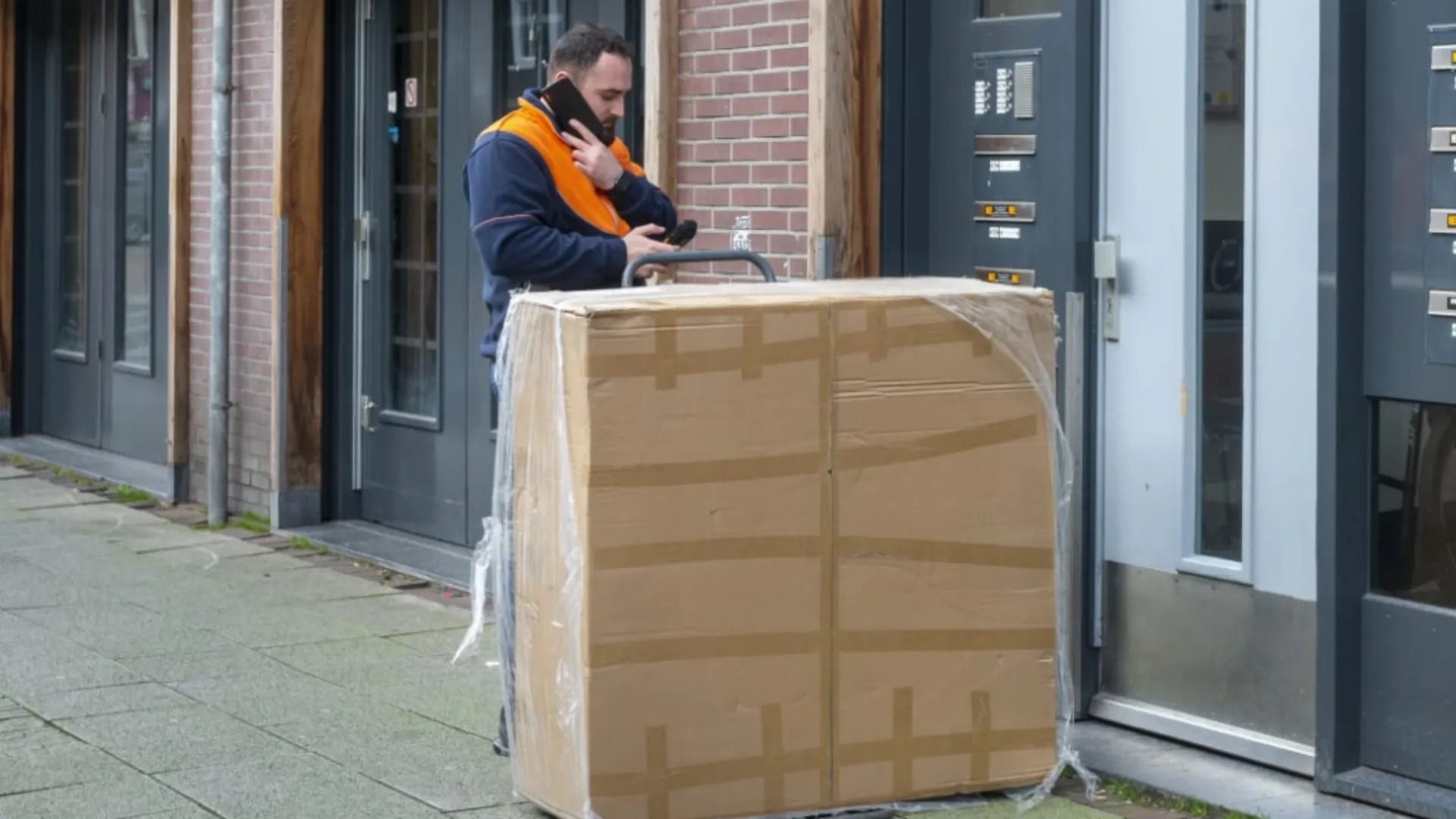 Man in Almere laat zichzelf in doos bezorgen bij ex, krijgt gevangenisstraf