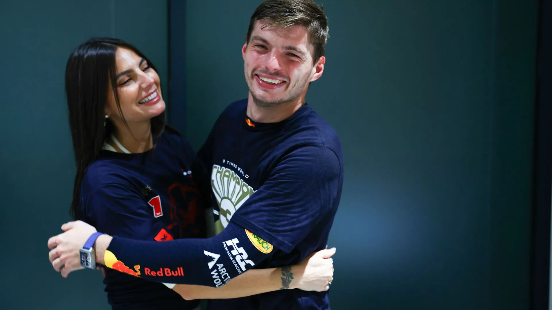 Vriendin Max Verstappen hint op huwelijk in 2025