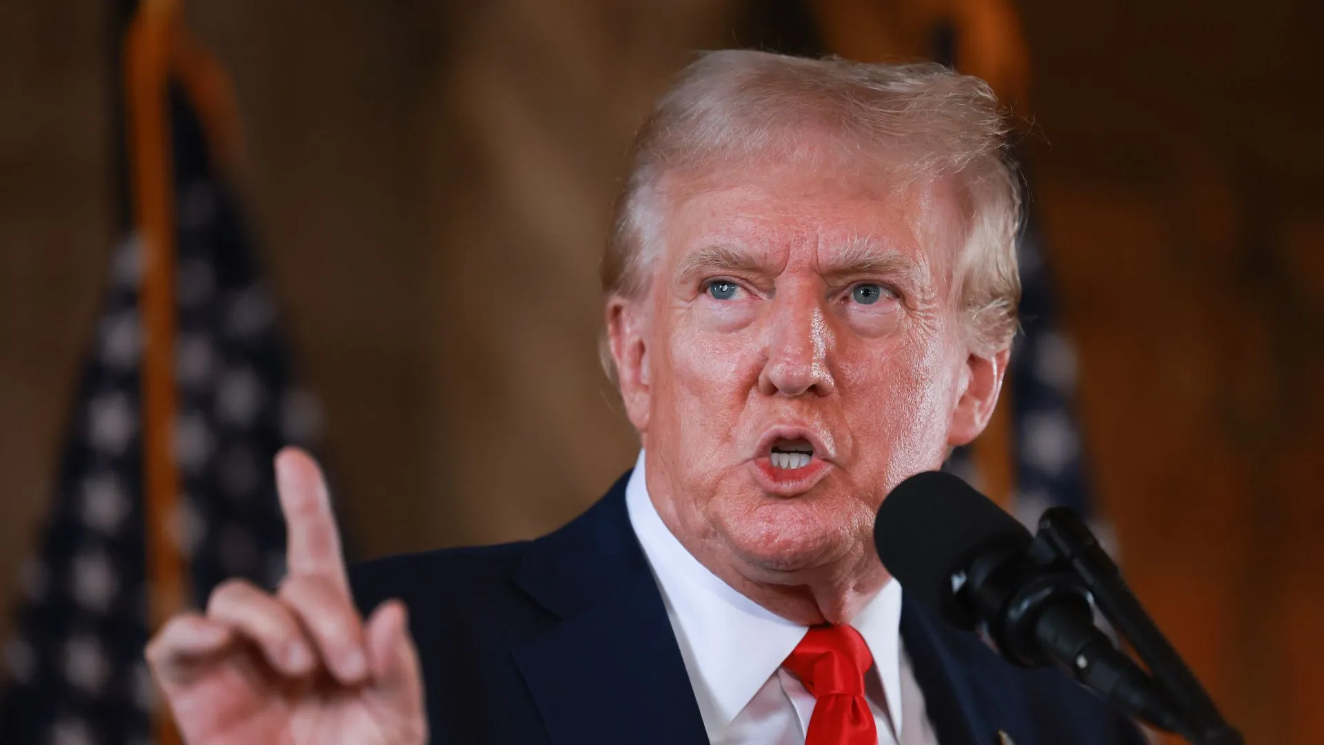 Trump flipt en noemt Kamala Harris 'geestelijk gehandicapt'