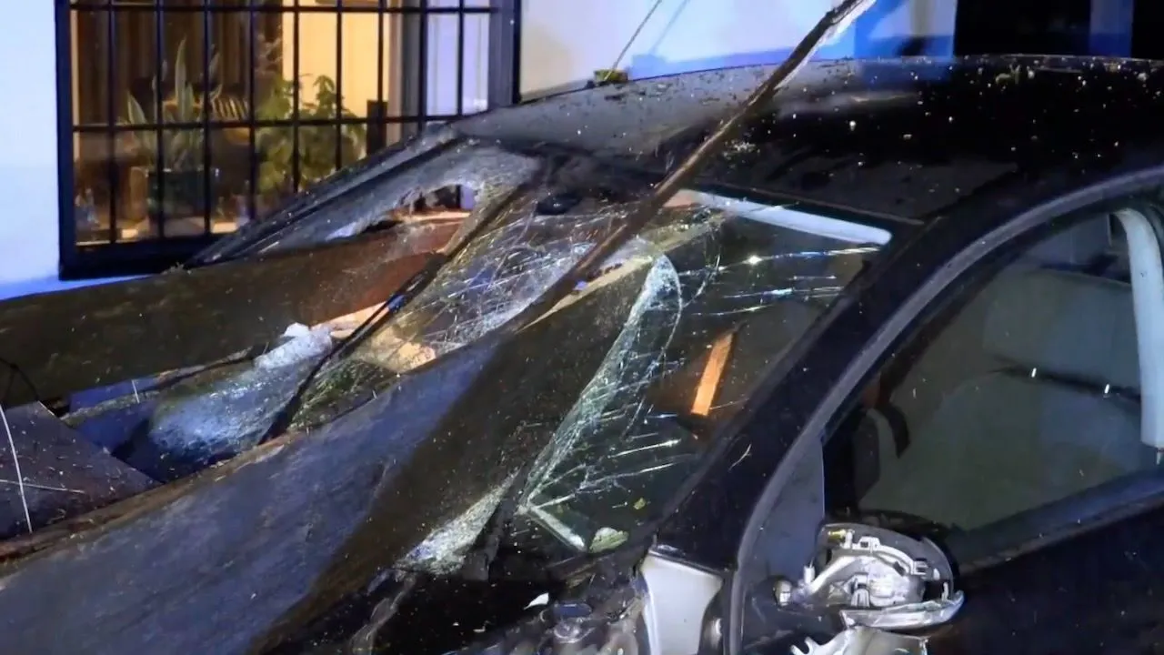Ravage in Doetinchem: Houten balken doorboren auto