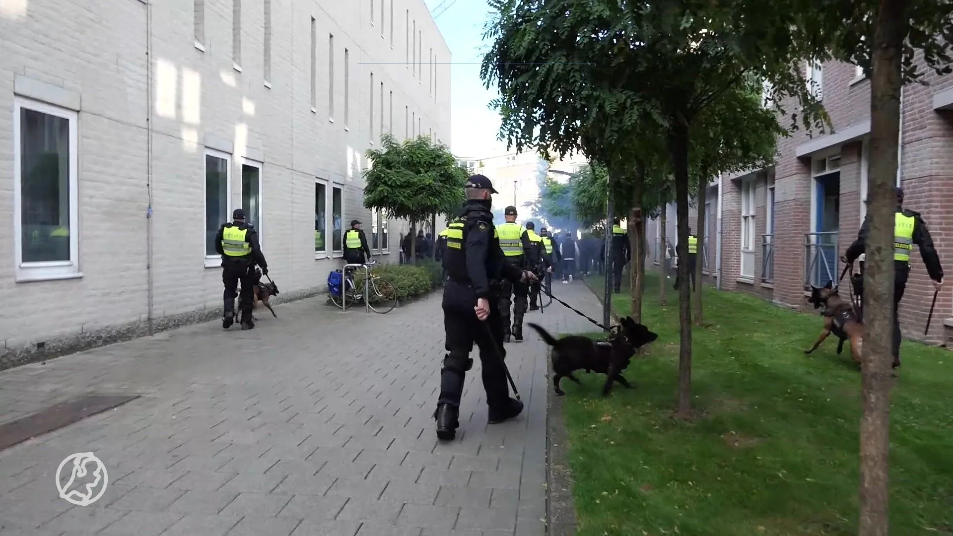 Voetbalsupporters gooien met terrasmeubilair in binnenstad Enschede