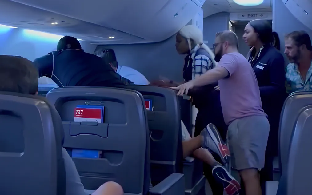 Passagiers grijpen in bij gewelddadige uitbarsting op American Airlines-vlucht: ‘Raak haar verdomme niet aan!’