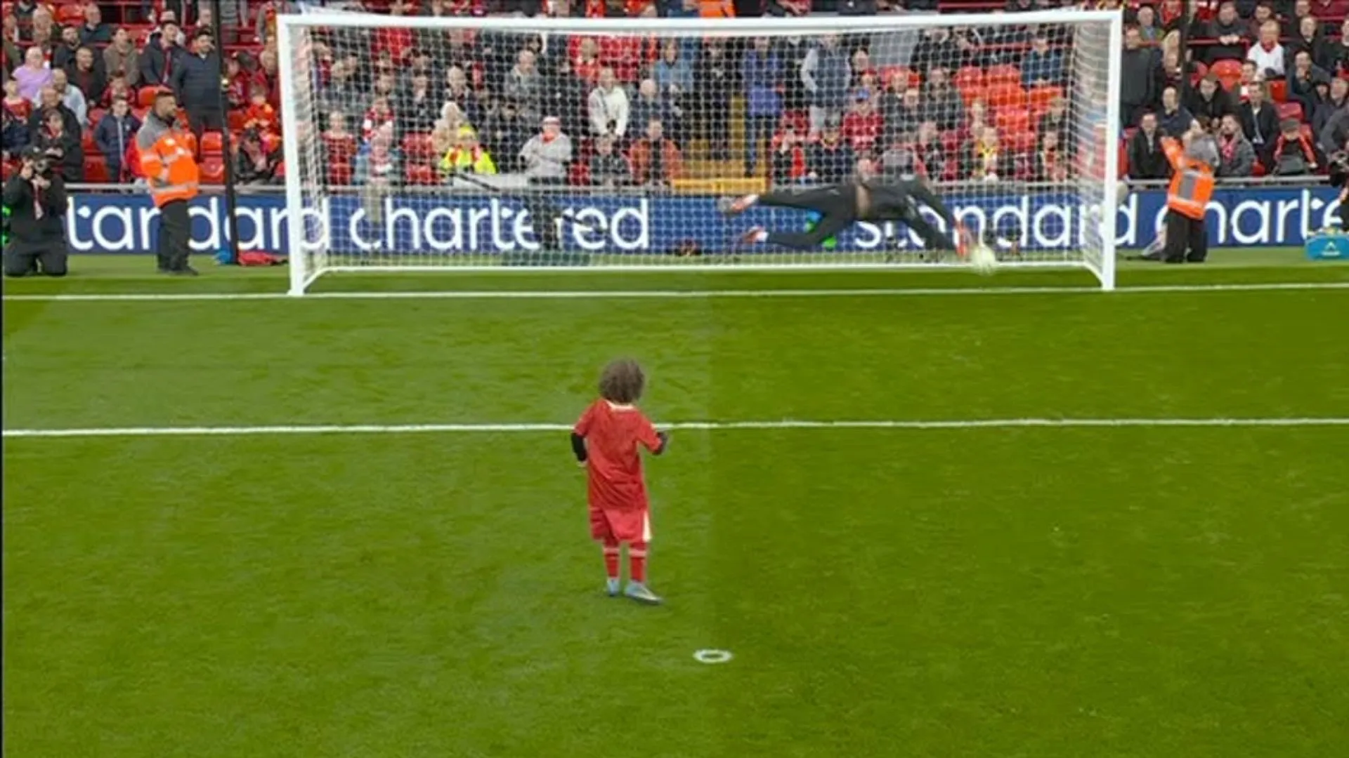 Oud-voetballer van Liverpool verpest droom van elfjarige jongen