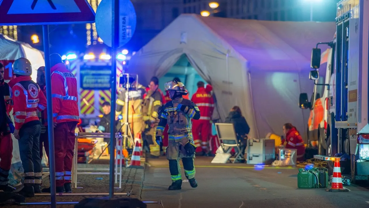 Beelden: man rijdt in op kerstmarkt Duitsland