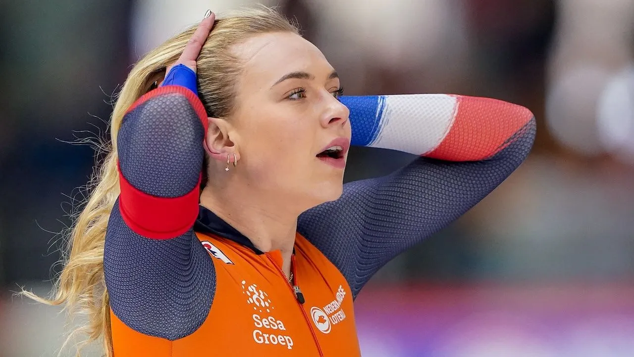 Schaatsster Joy Beune verrast fans en staat naakt in de Playboy