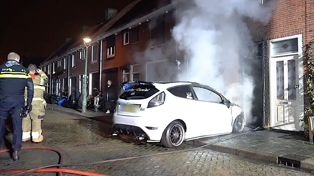 Brandend auto knalt tegen woning in Den Bosch: 'Vlammen waren paar meter hoog'