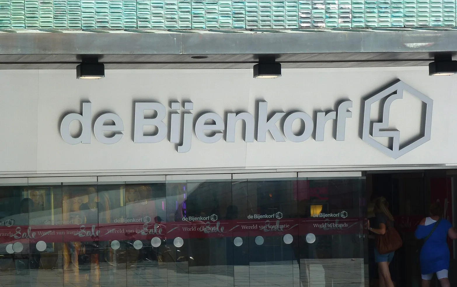 Politie massaal aanwezig na heftige overval Bijekorf