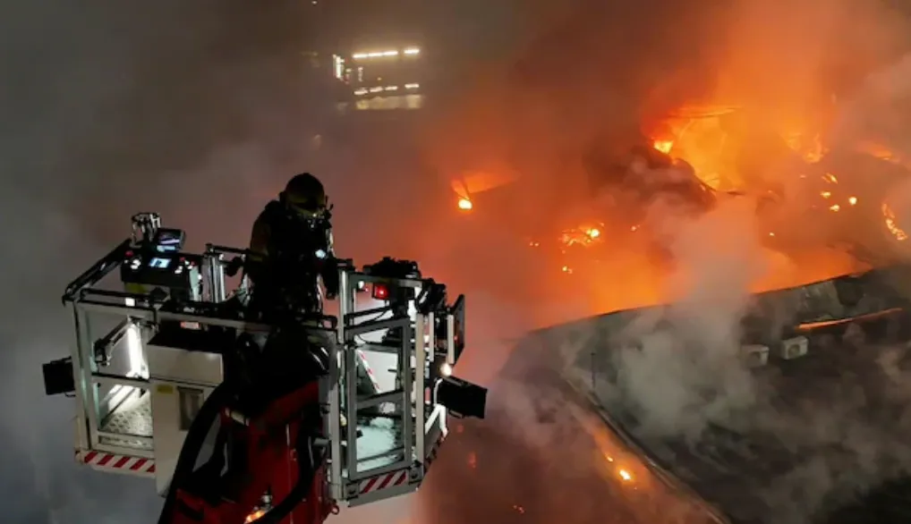 Gigantische brand bij meubelzaak in Arnhem: 150 brandweerlieden