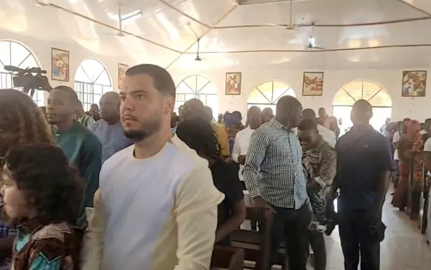 Gezochte 'Bolle Jos' feestend gespot met baas drugspolitie in nieuwe video