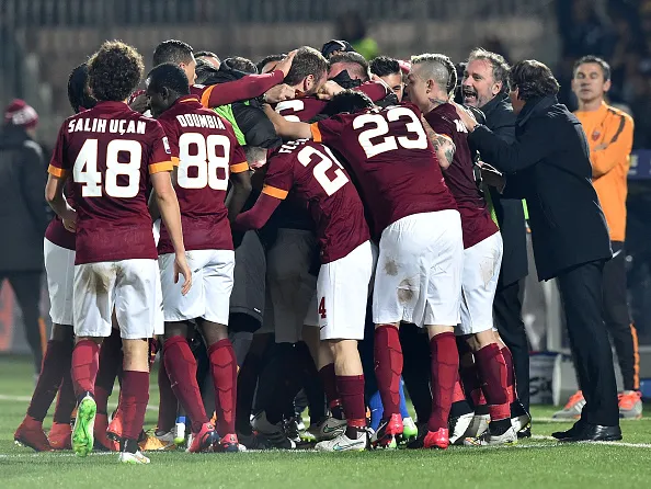 abbraccio squadra gruppo cesena roma 22032015