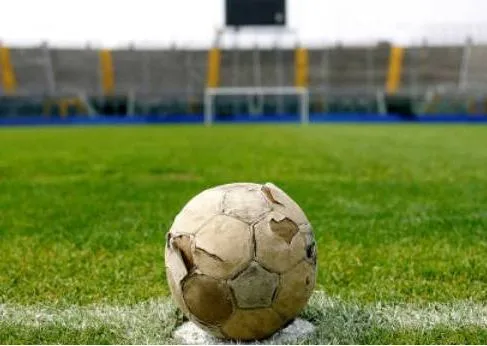 calcio pallone sgonfio