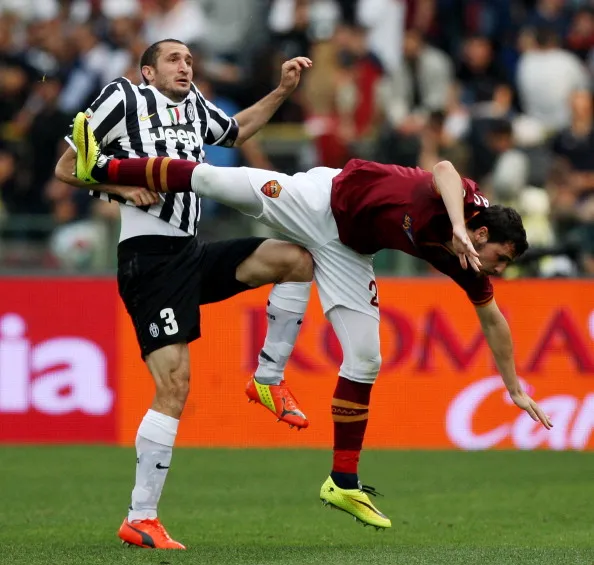 chiellini contrasto aereo destro roma juve 11514