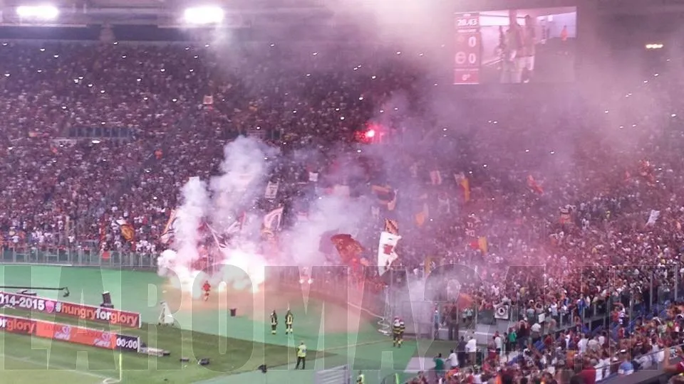 curva sud fumogeni presentazione roma fenerbahce 190814
