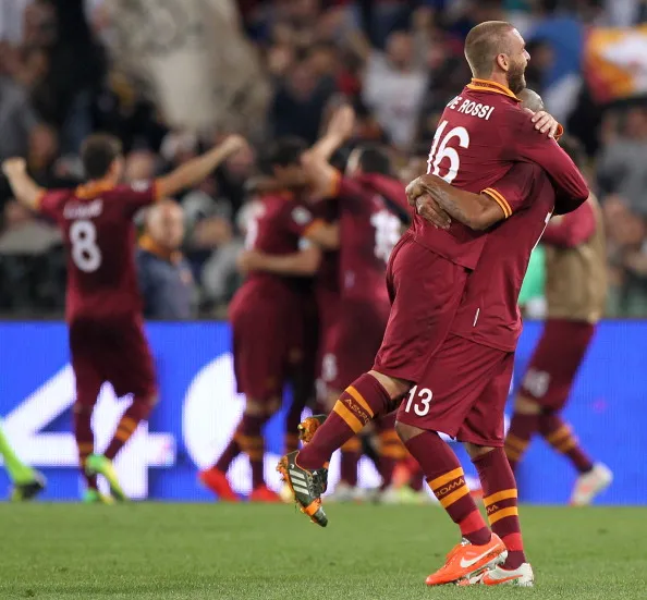 de rossi abbraccia maicon roma milan