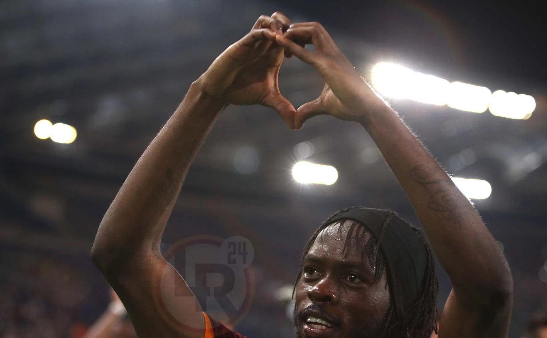 gervinho cuore con le mani 300814 mancini