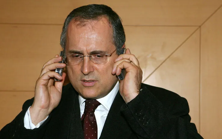 lotito due telefoni all orecchio