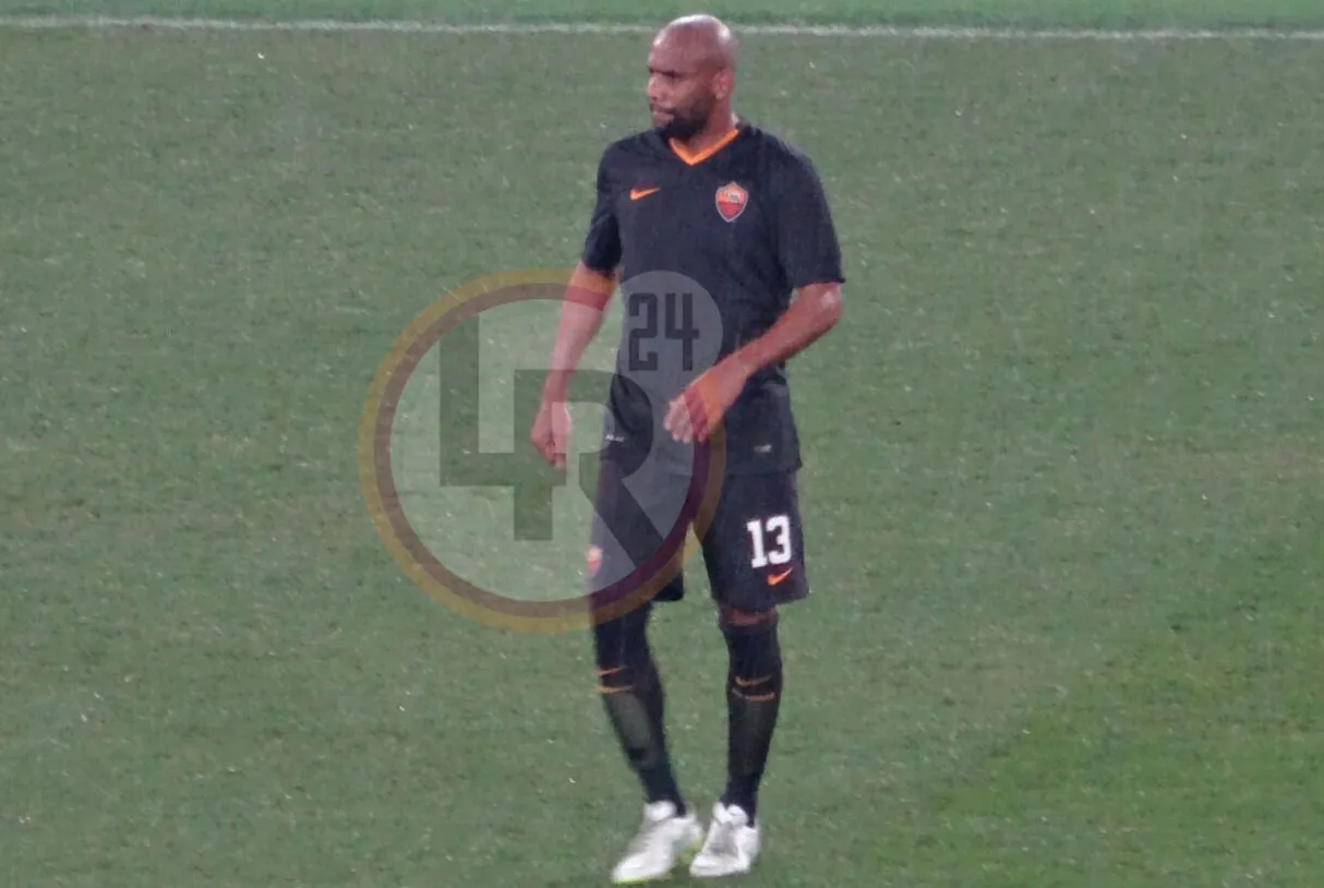 maicon tutta figura nero
