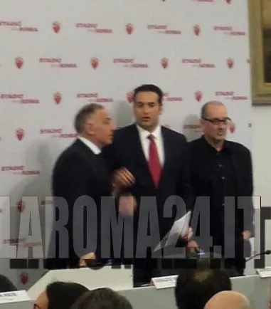 pallotta zanzi danmeis in piedi sfocata