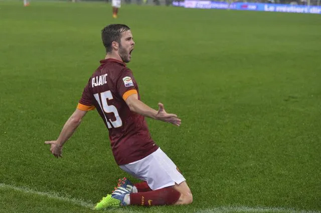 pjanic esultanza ginocchio roma inter