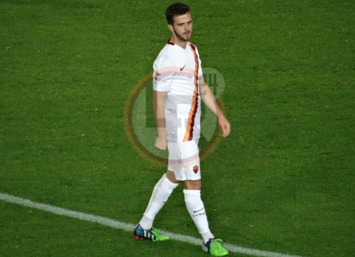 pjanic tutta figura bianco