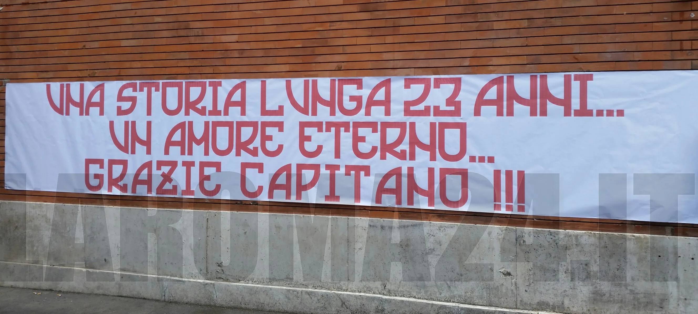 striscione totti via vetuolonia 15714