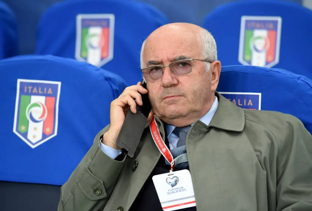 tavecchio telefonino seduto poltrone italia 2015