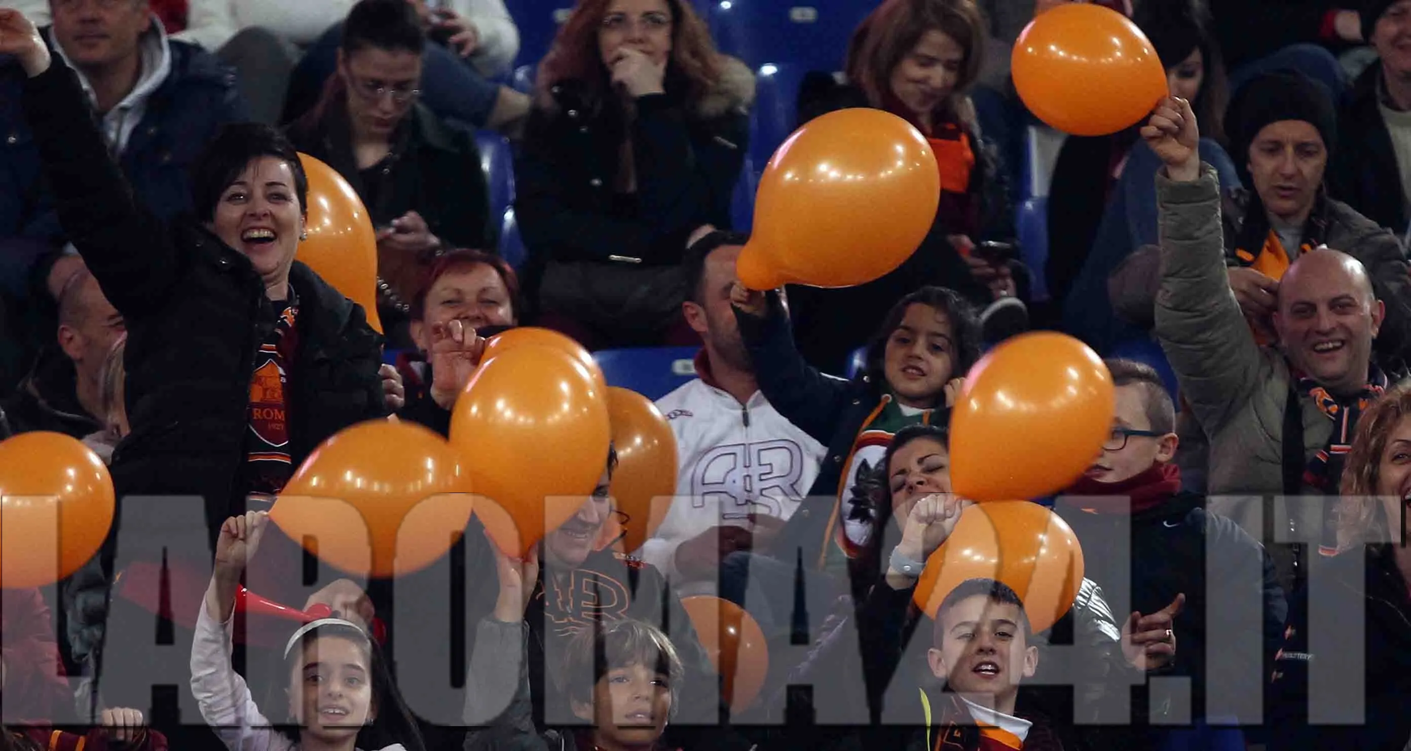 tifosi palloncini arancioni x strootman