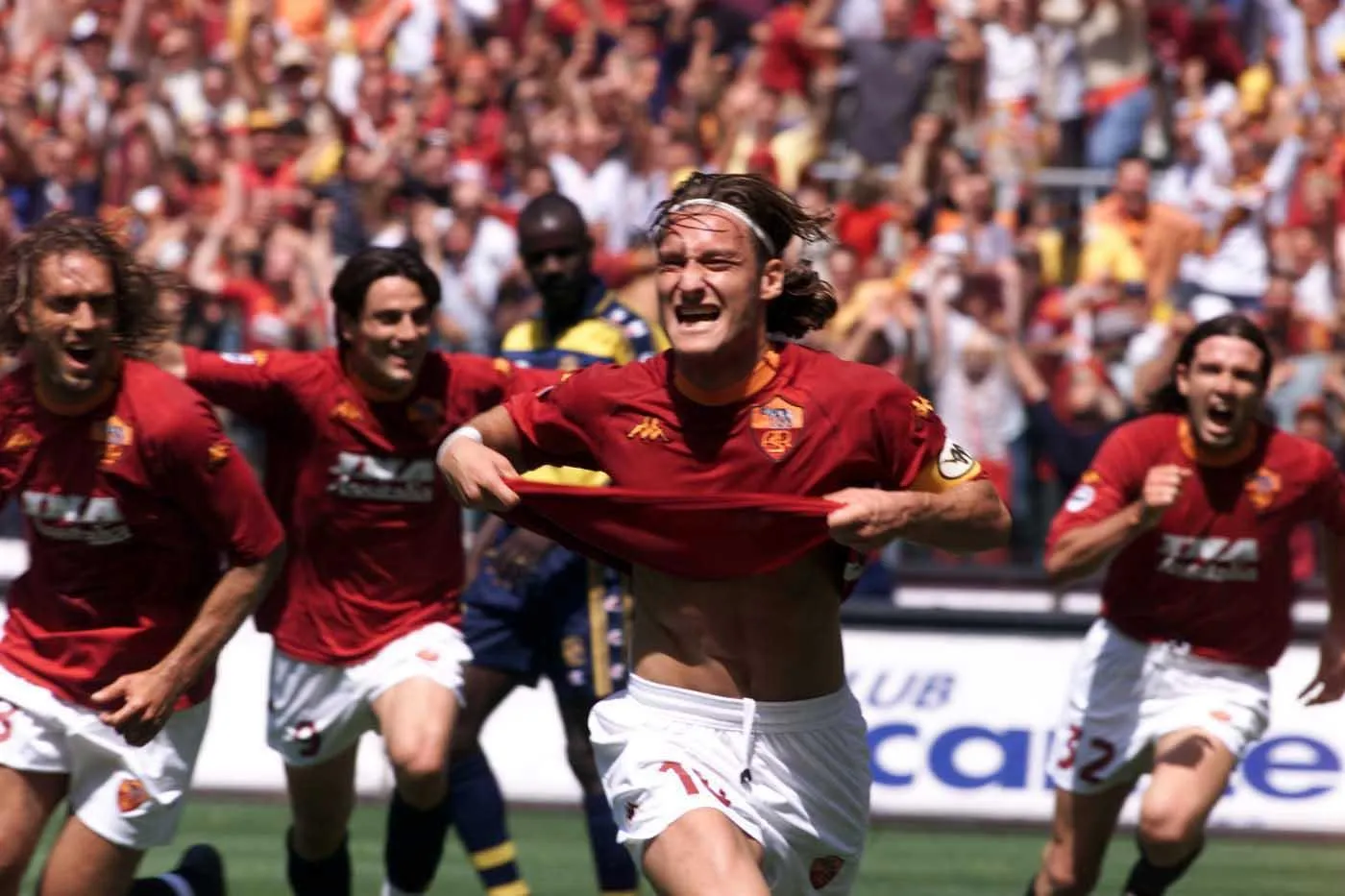 totti esulta gol scudetto 20011