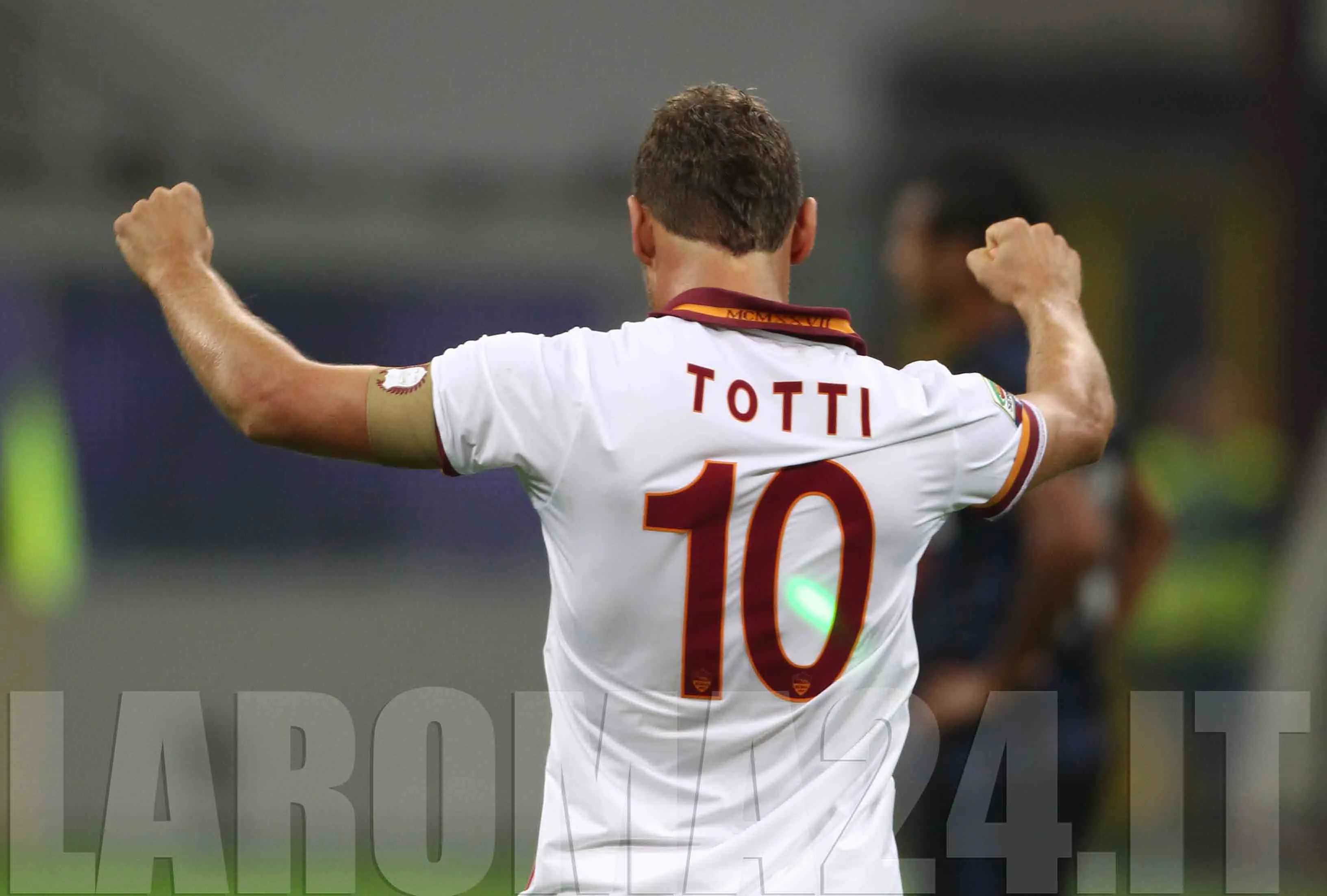 totti esulta spalle 10 inter roma 051013 mancini