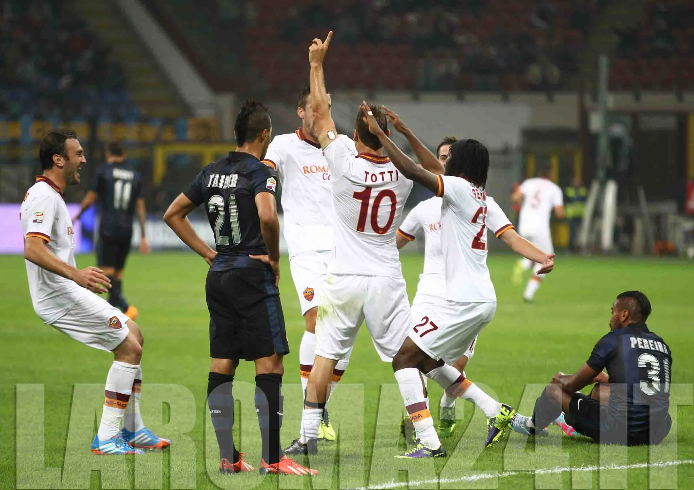 totti esultanza spalle inter roma 051013 mancini