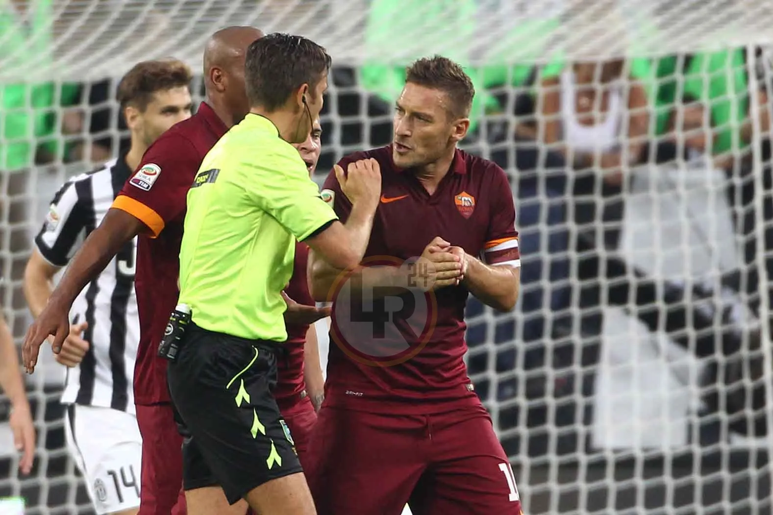 totti protesta con rocchi lr24