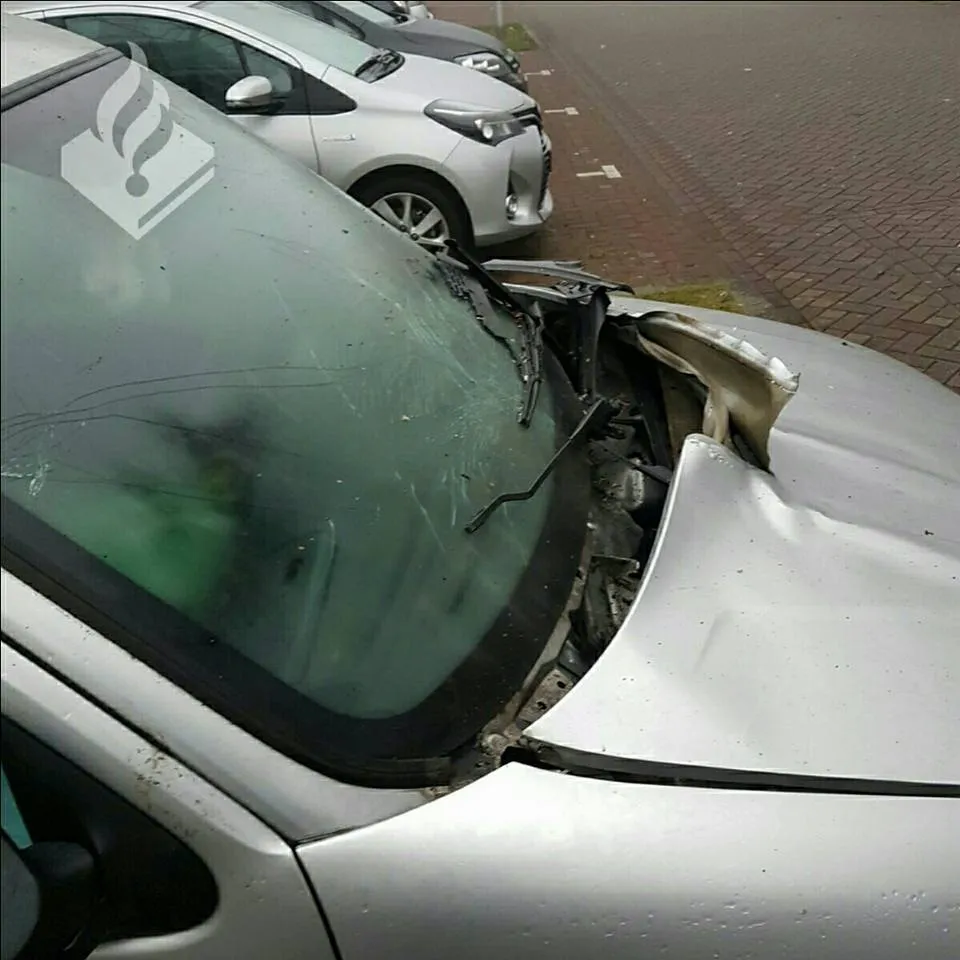 vernielde auto