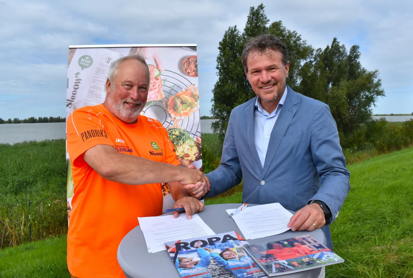 jop fackeldey en peter van den berg tekenen contract 1 roparunteam flevoland