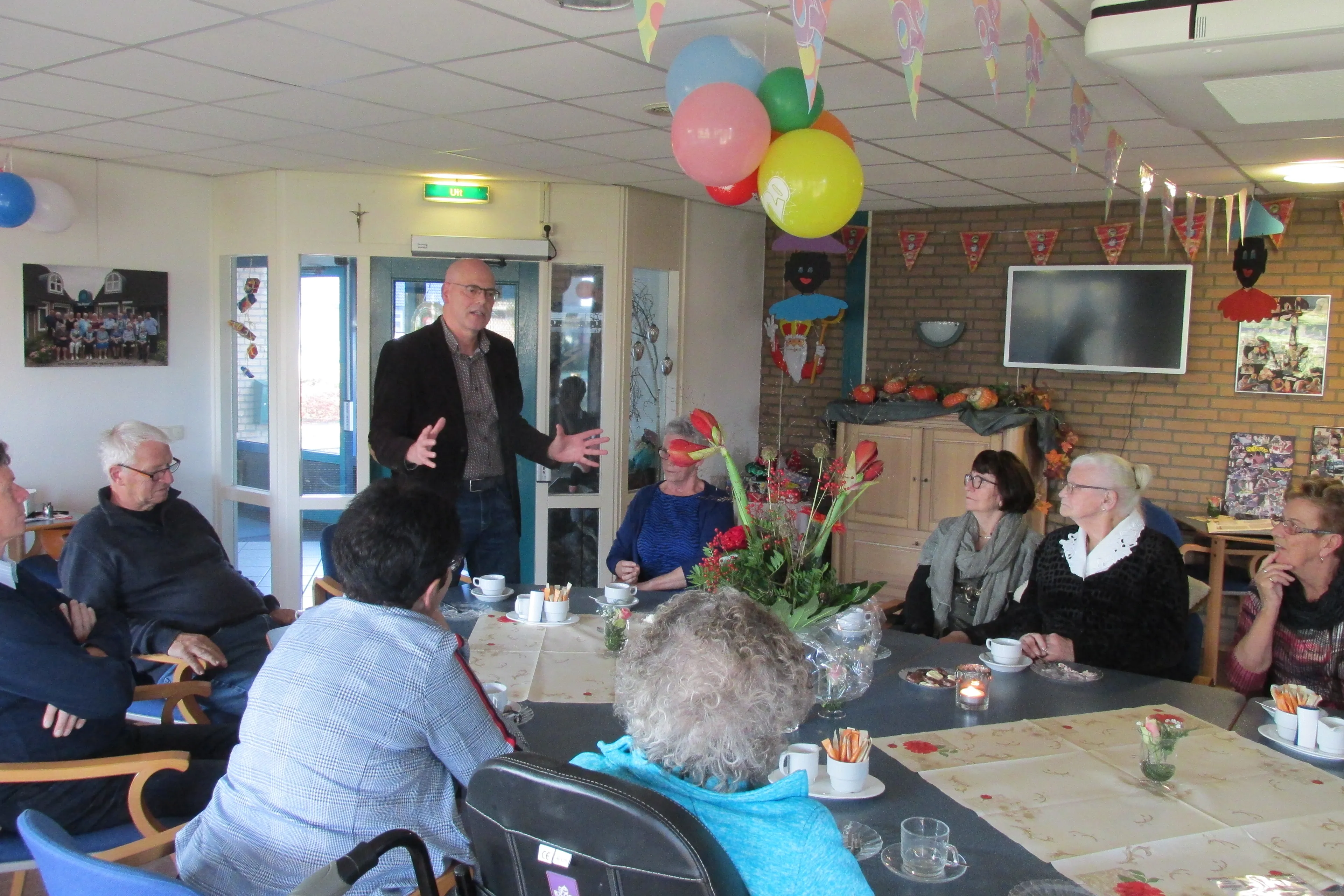 bestuurder harm hoekstra houdt toespraak voor jubilerende dagverzorging beek en bos de horst