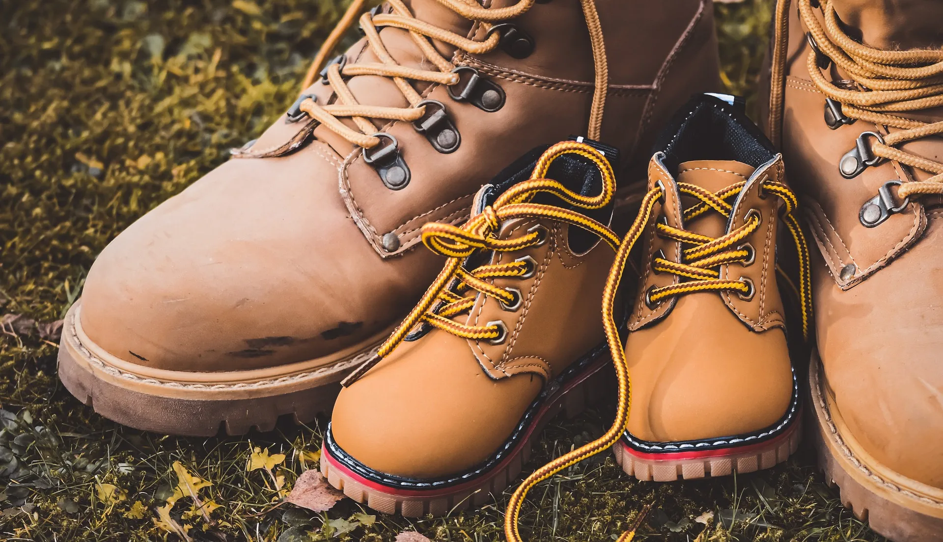 leather hiking boots 6090992 1920