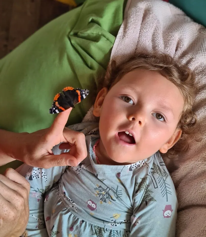 lianne met vlinder groot