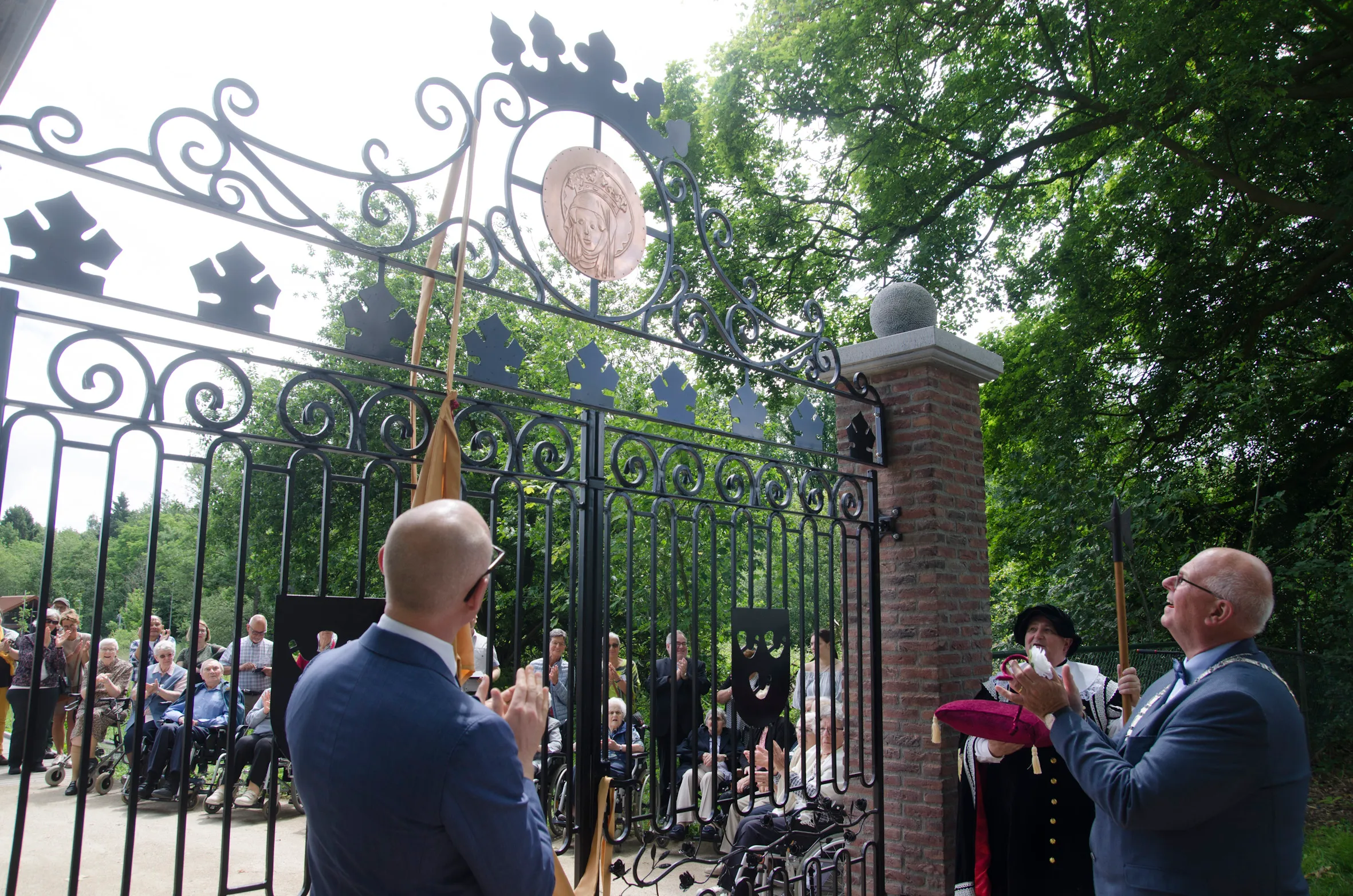 opening elisabethpad door gedeputeerde hr mackus en burgemeester arno verhoeven foto gemaakt door jan wilms