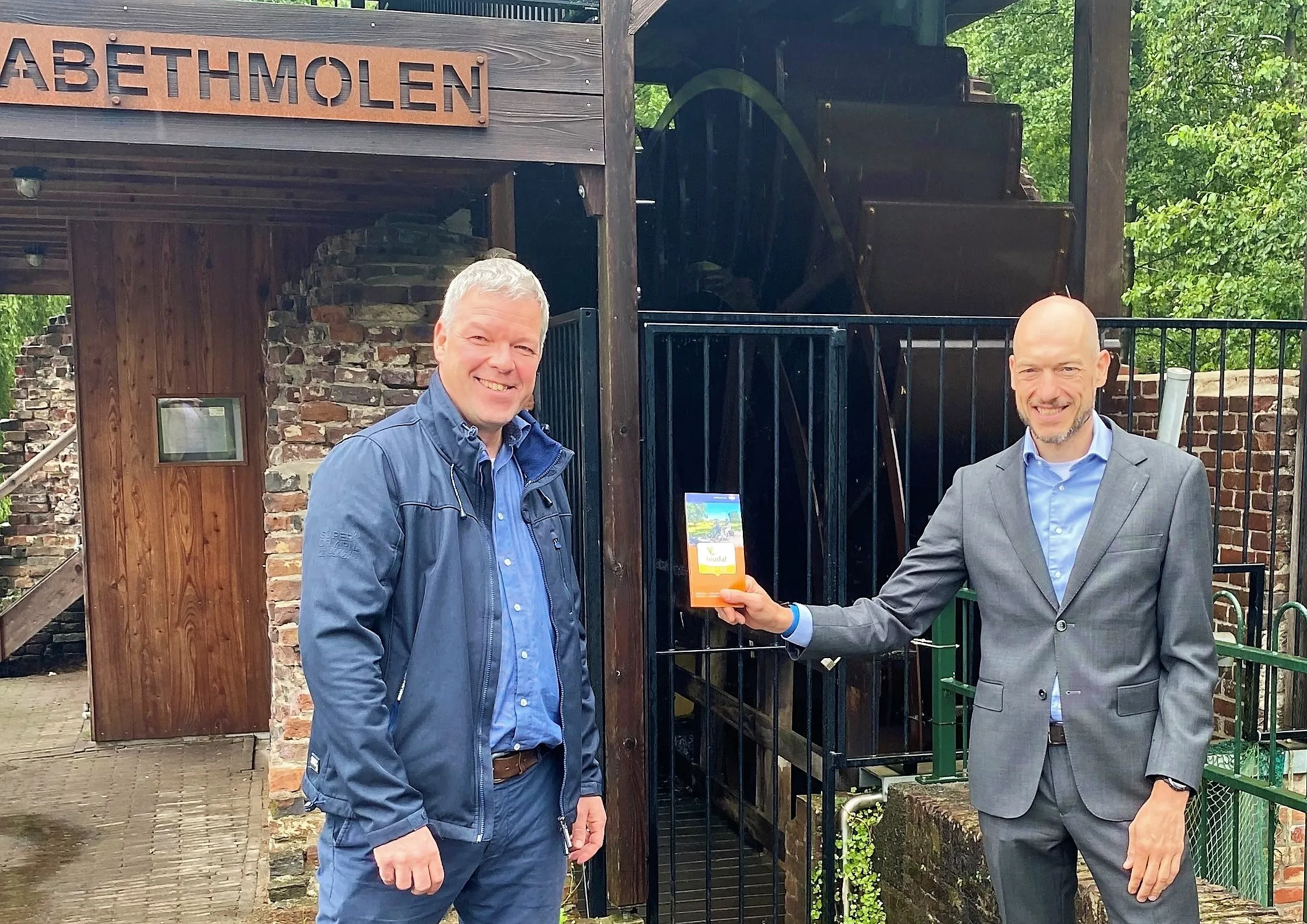 overhandiging folder 2021 aan wethouder backus 15 juli 2021 1