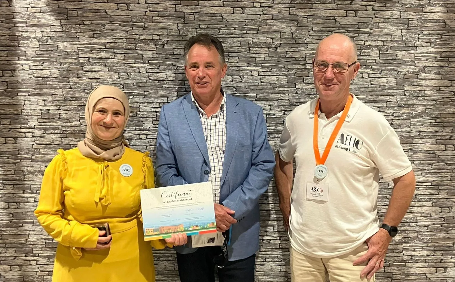 stichting abc ontvangt certificaat van wethouder huub van helden