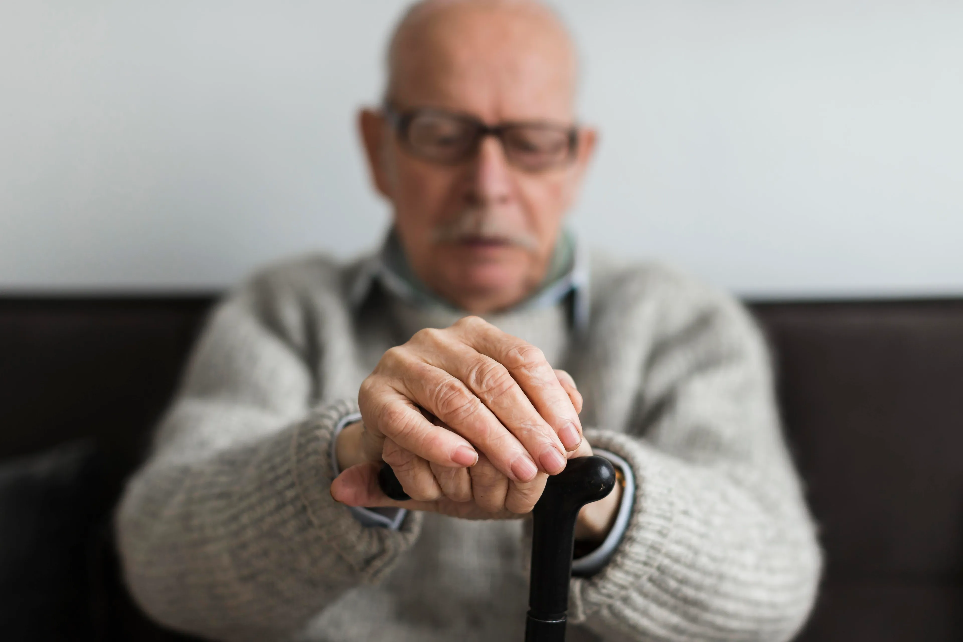 vooraanzicht van de oude man in een verpleeghuis