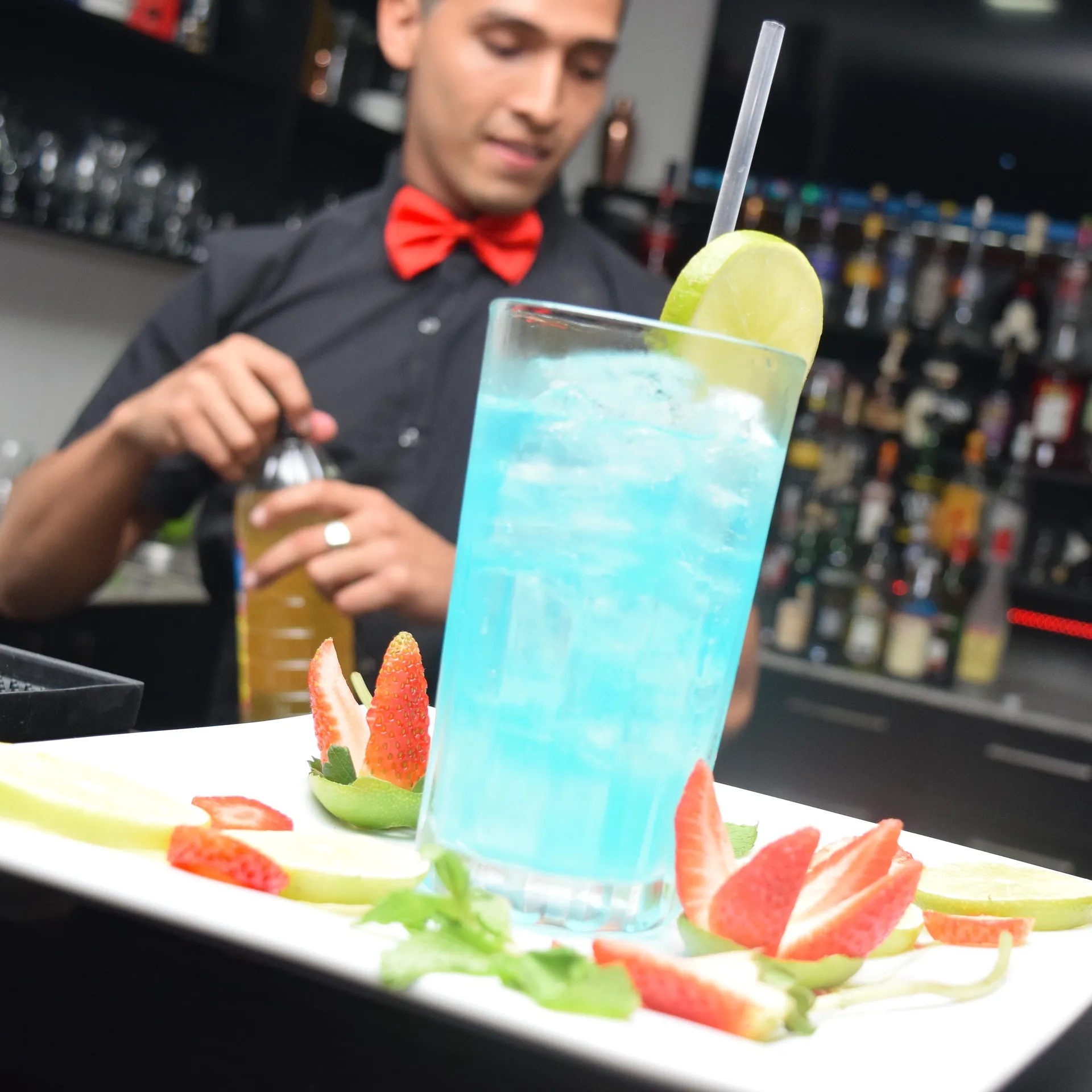 waiter 1893436 1920