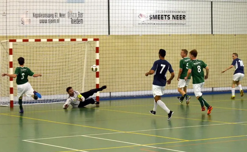 zaalvoetballers in actie in sporthal maasveld in neer foto zaalvoetbalvereniging de gastronoom