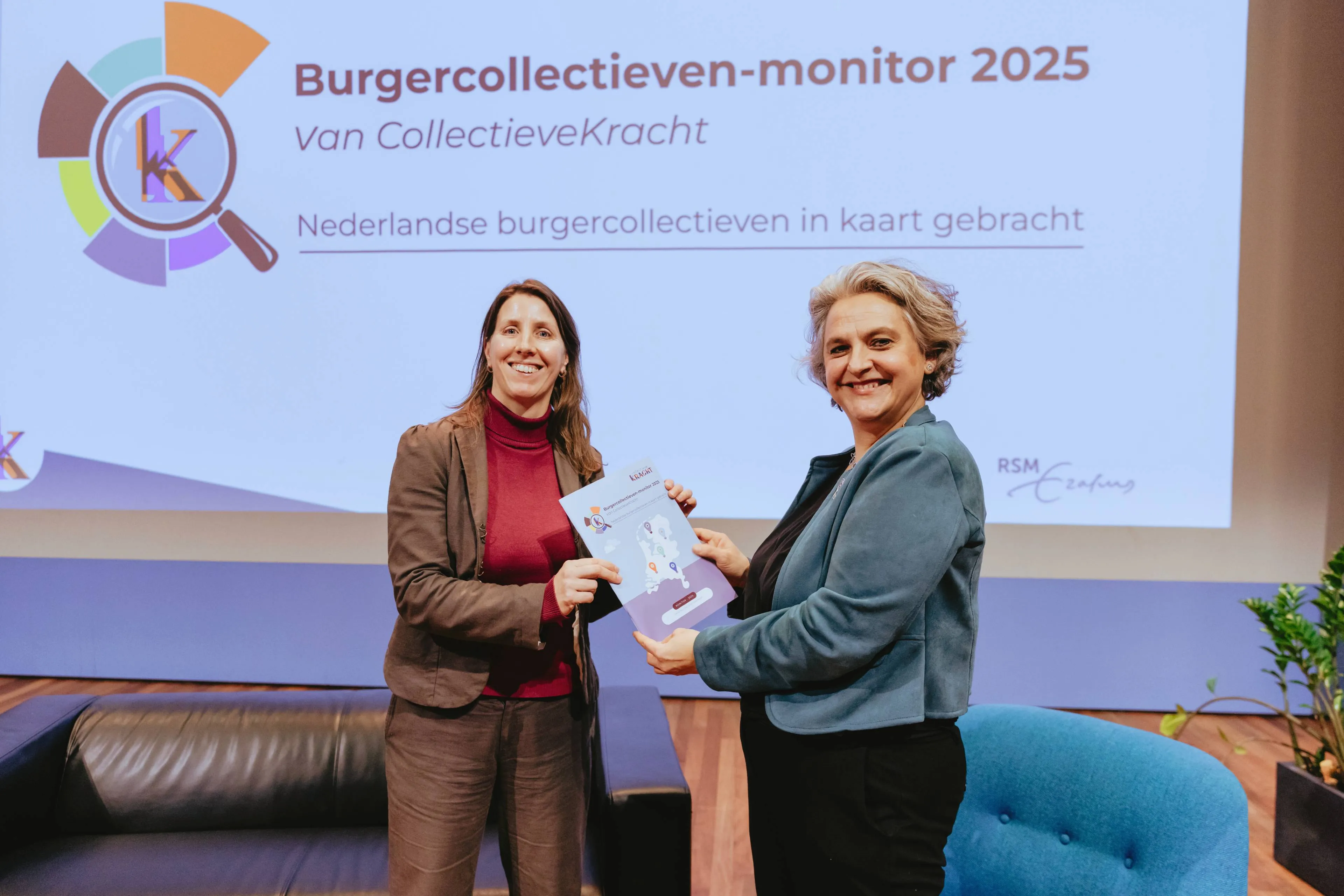 Tine De Moor geeft eerste monitor aan Claartje Brons