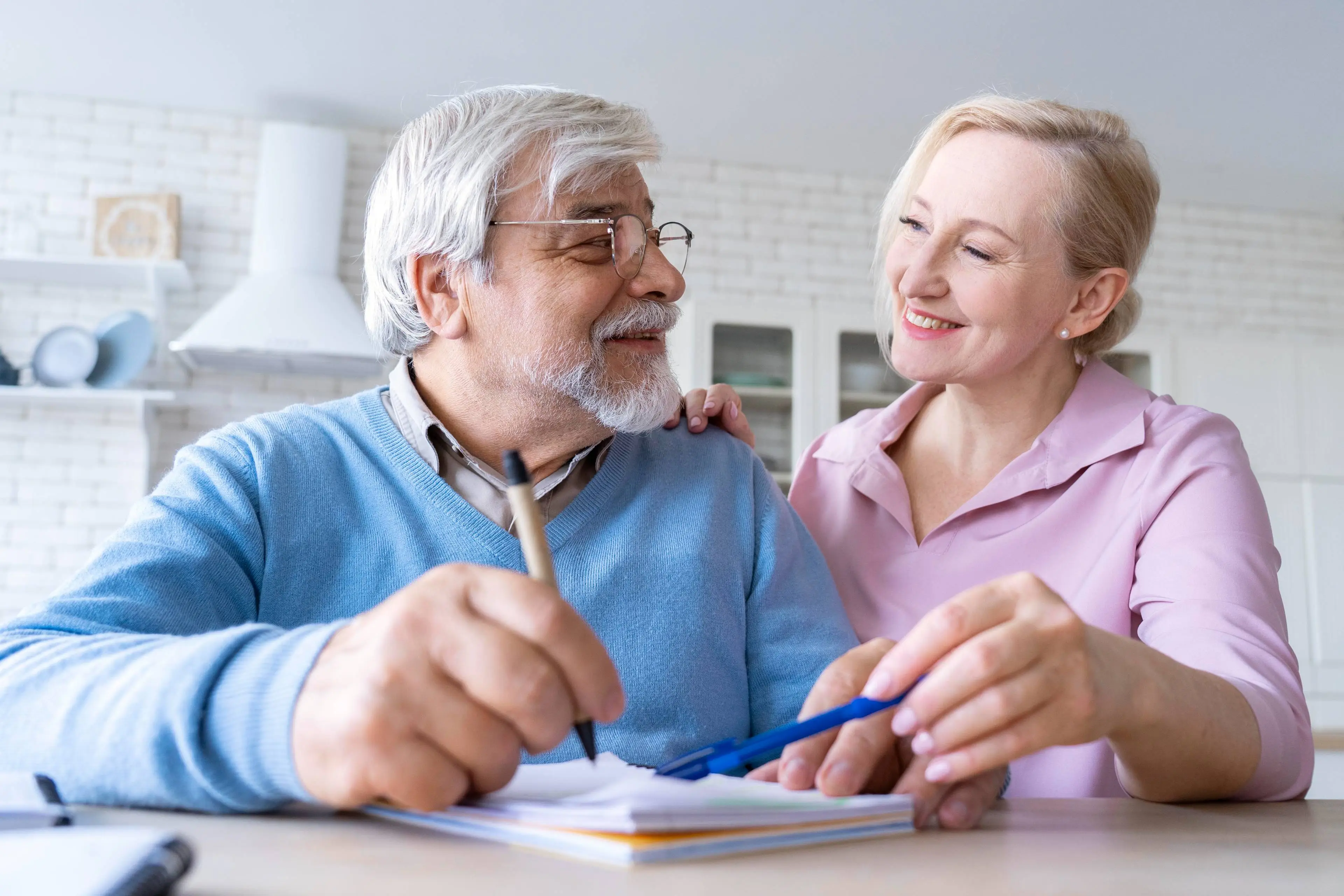 close-up-senior-couple-while-learning