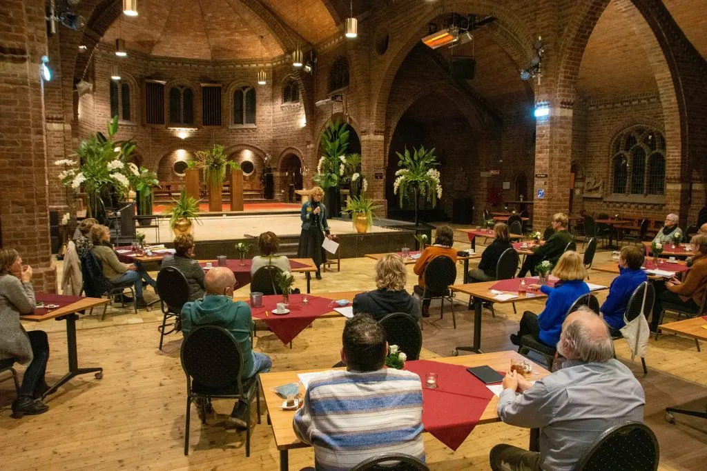 alzheimer cafe lingewaardvrijwilligers volgen geboeid de informatie