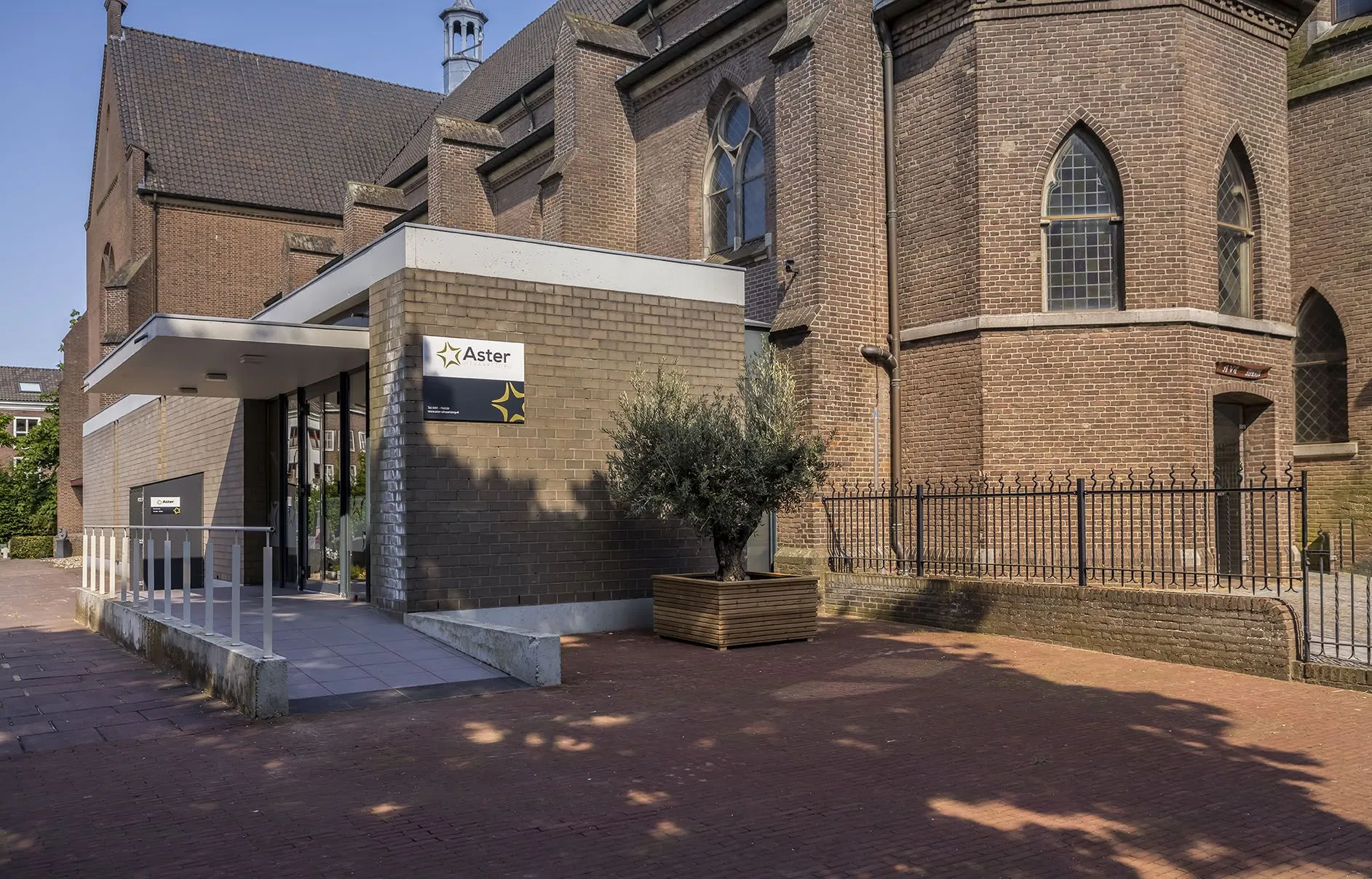 aster bemmel buitenzijde links voor gebouw