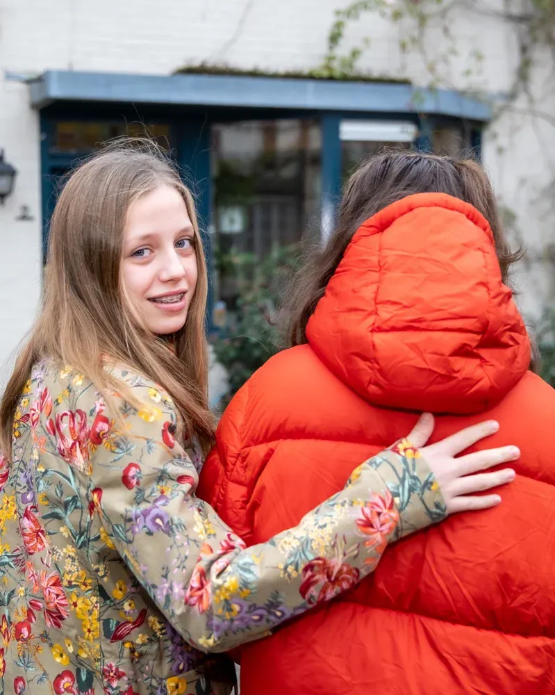 jonge mantlezorgersswl zussen buiten 2 496926f9