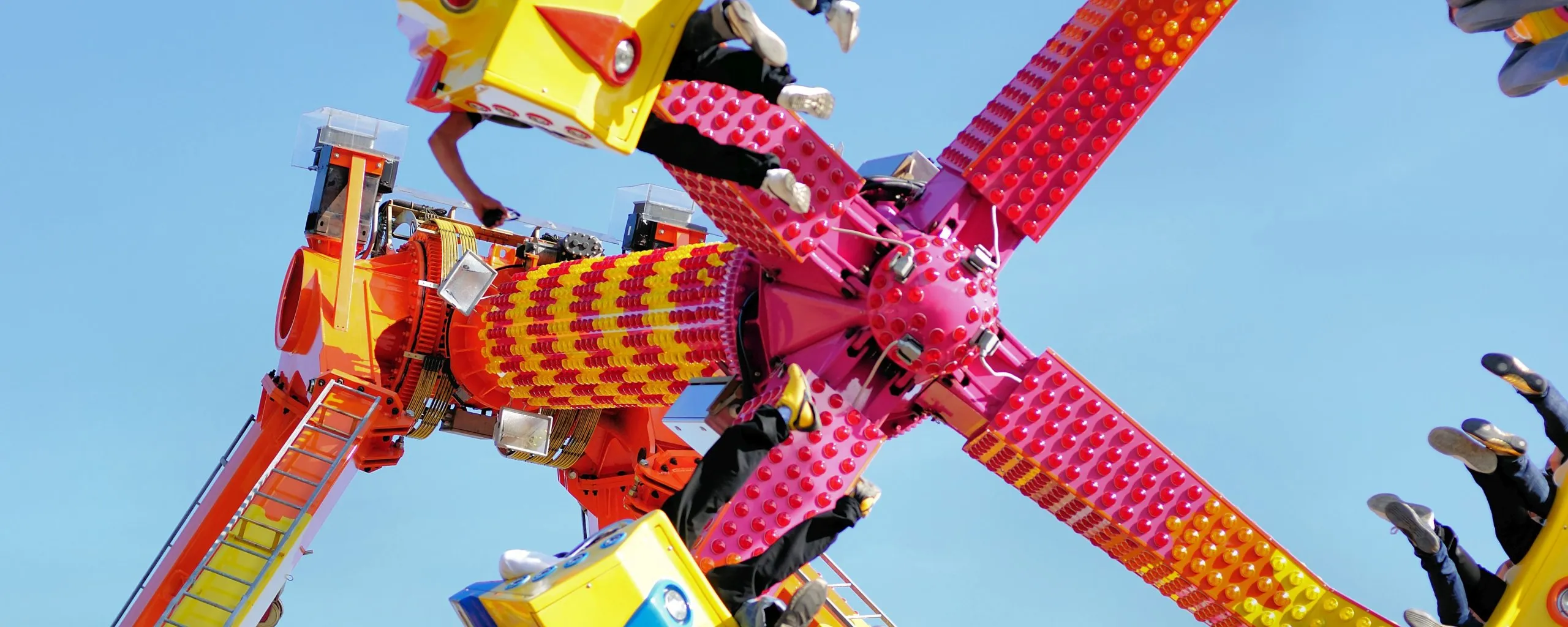 kermisgendt people riding a swing in the amusement park 784727